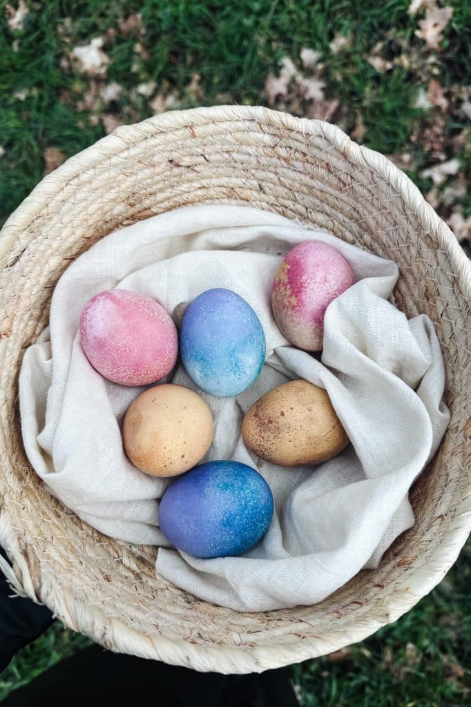 Ostern steht vor der Tür und bunte Ostereier auf dem Frühstückstisch dürfen nicht fehlen. Hier erfährst du, wie man Ostereier mit natürlichen Zutaten färben kann. Ganz einfach und das Ergebnis ist so schön!